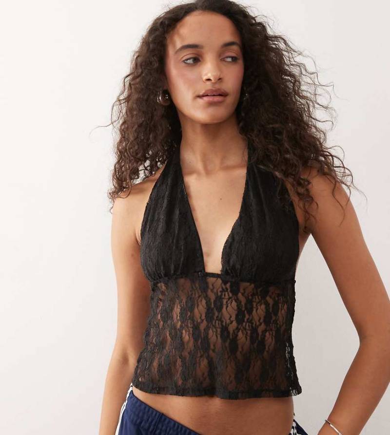 COLLUSION - Langes Neckholder-Oberteil im Longline-Schnitt aus Spitze in Schwarz von Collusion