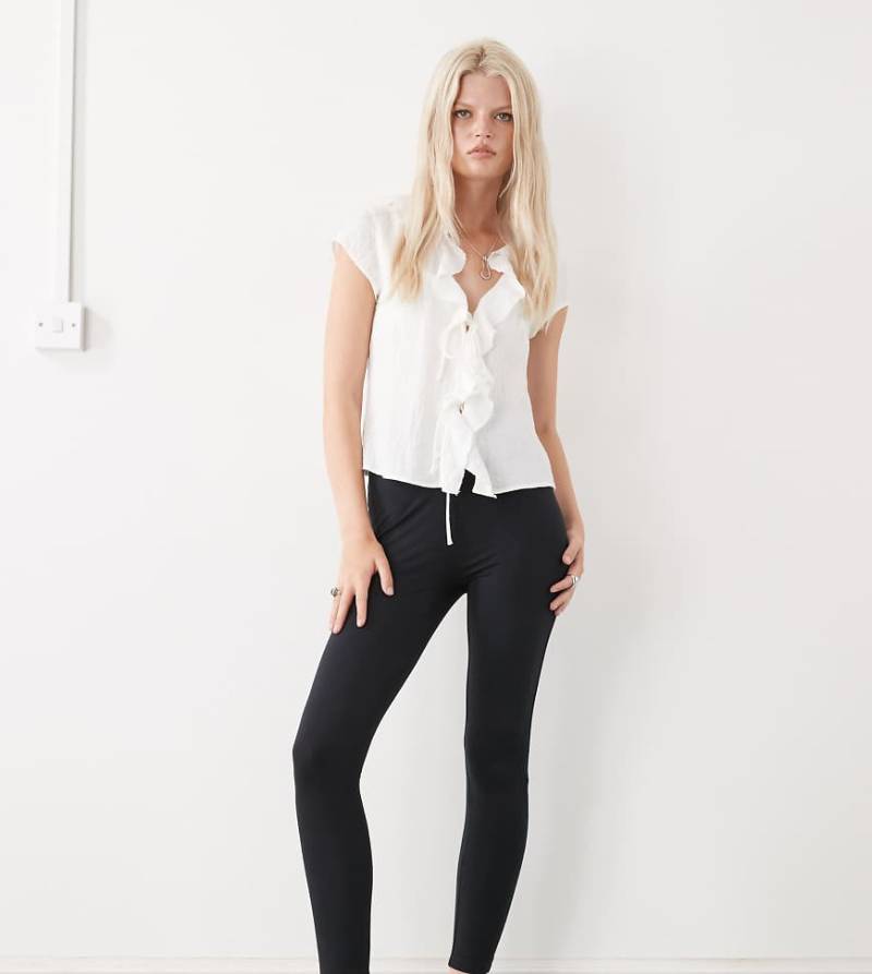 COLLUSION - Leggings in Schwarz mit breitem Bund COLLUSION - Leggings in Schwarz mit breitem Bund von Collusion