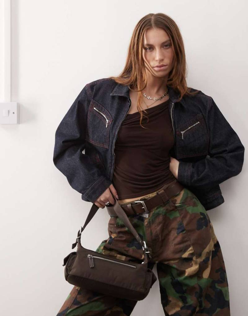 COLLUSION - Locker geschnittene Jeansjacke in Rinse-Waschung mit Kontrastnaht, Kombiteil-Blau von Collusion