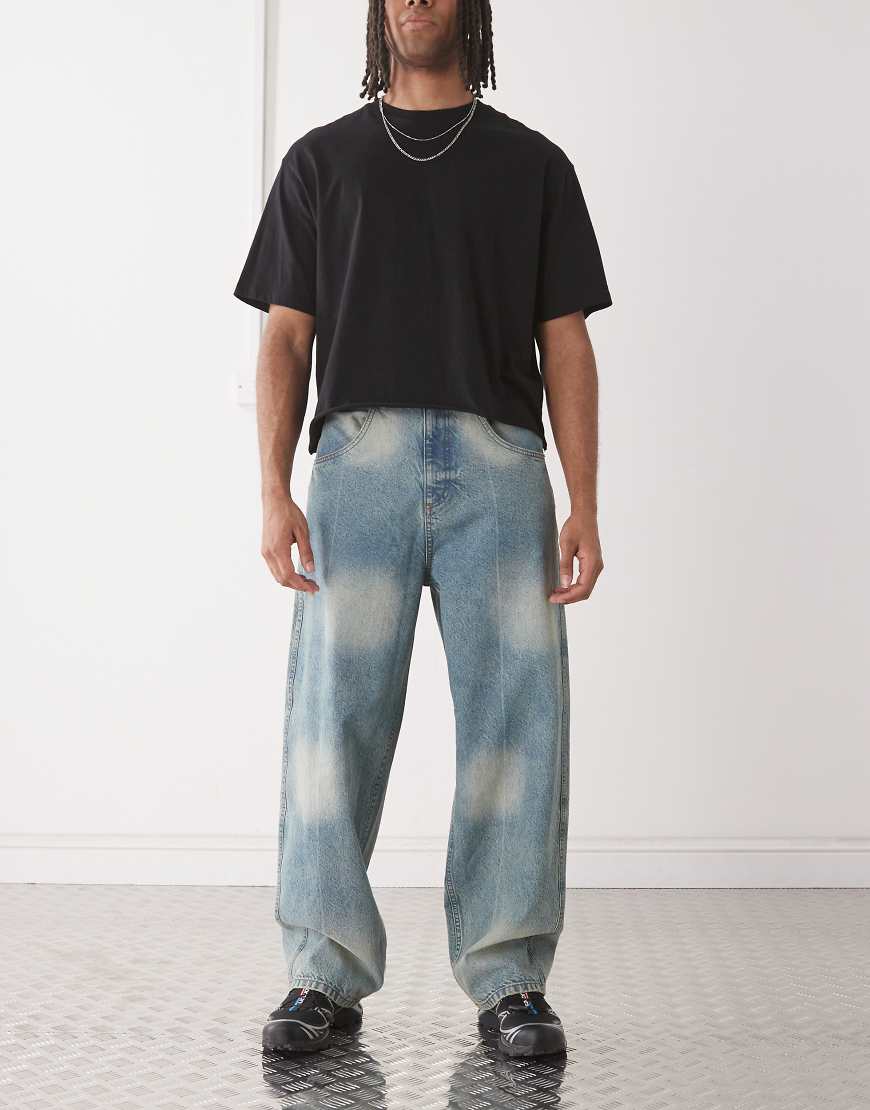 COLLUSION - Lockere Jeans in Blau mit Batikmuster COLLUSION - Lockere Jeans in Blau mit Batikmuster von Collusion