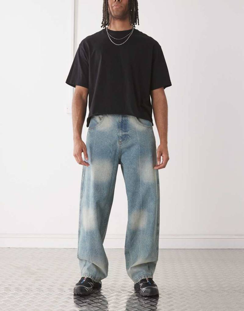 COLLUSION - Lockere Jeans in Blau mit Batikmuster von Collusion