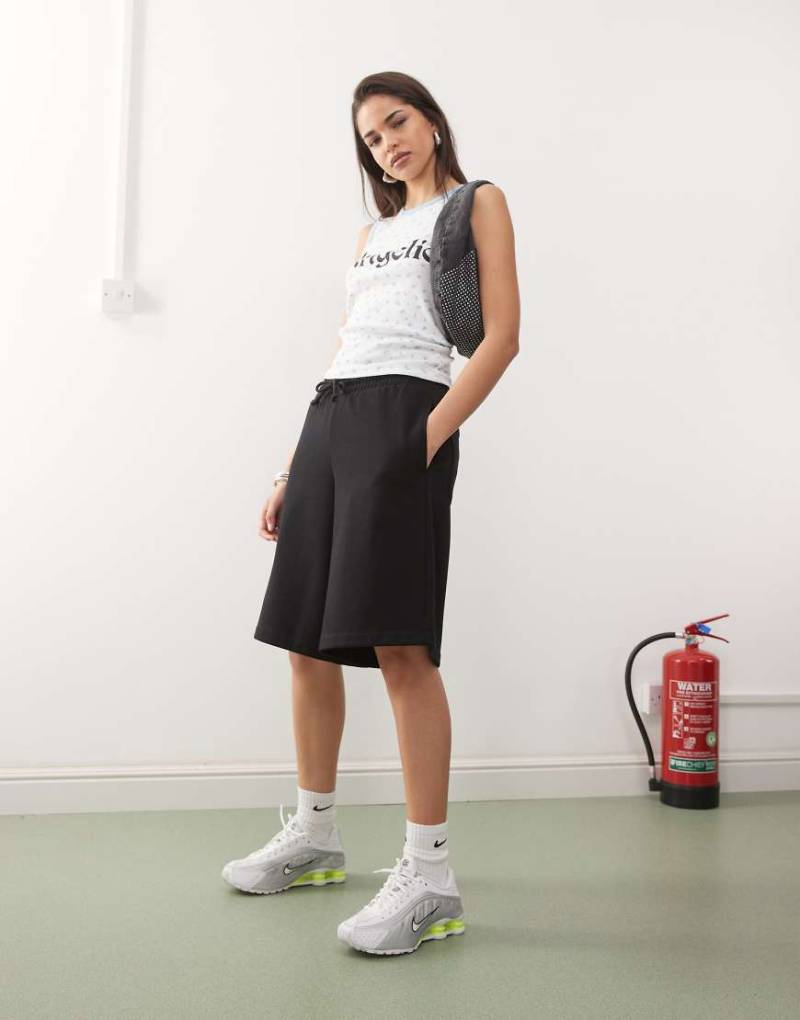 COLLUSION - Lang geschnittene Jogging-Shorts in Schwarz von Collusion