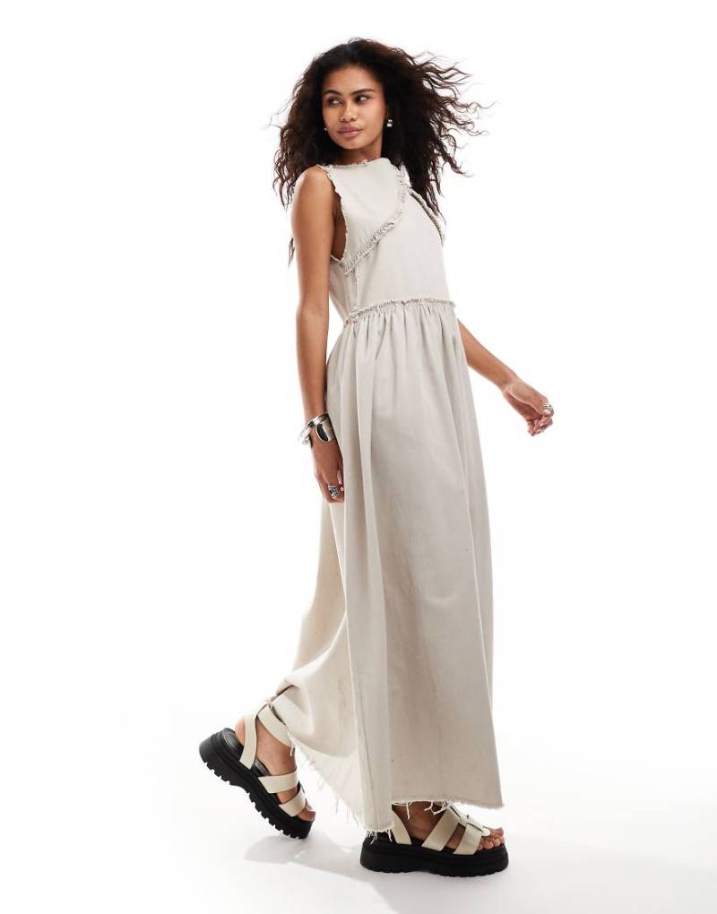 COLLUSION - Maxi-Hängerkleid aus Twill in Stein mit unversäubertem Saum-Grau von Collusion