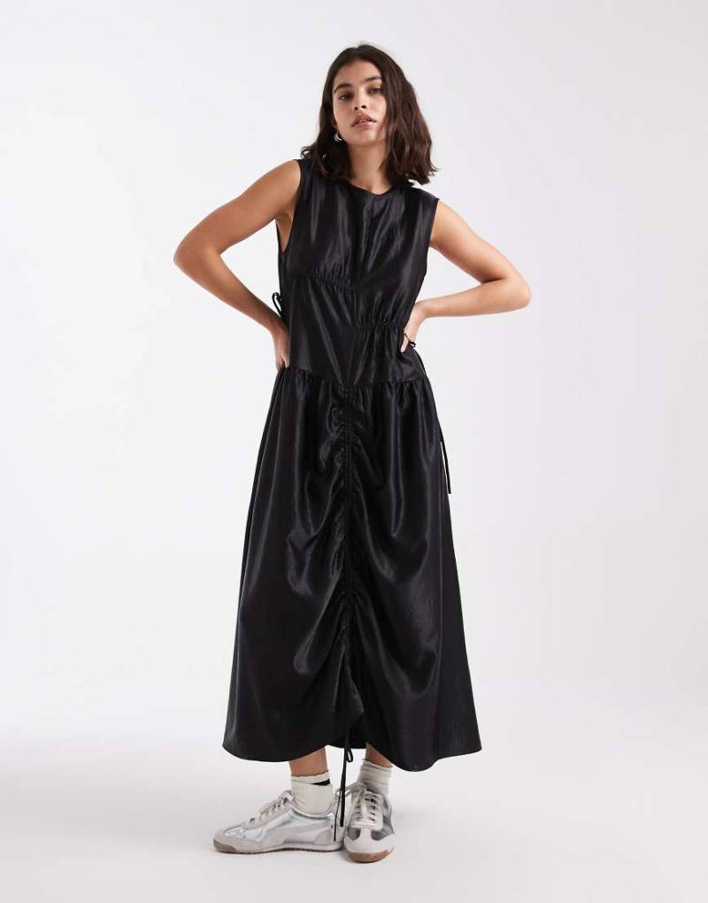 COLLUSION - Maxikleid aus Satin in Schwarz mit mehreren Kordelzügen von Collusion