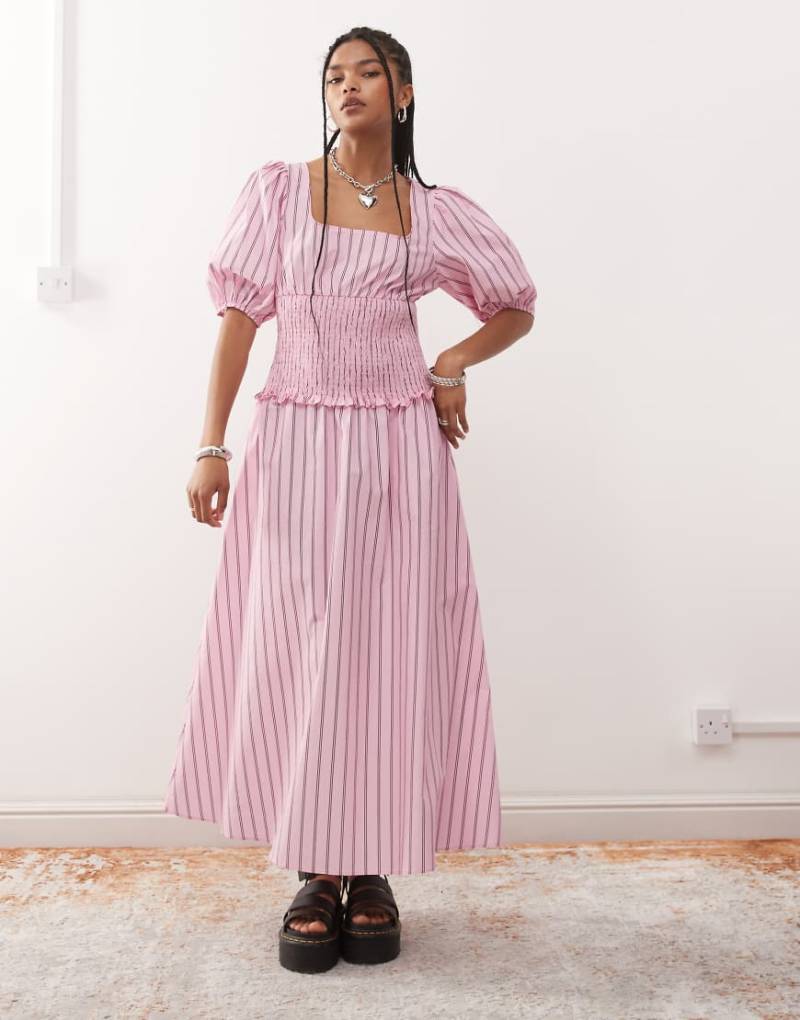 COLLUSION - Maxikleid in Rosa gestreift mit Raffung in der Taille-Bunt von Collusion