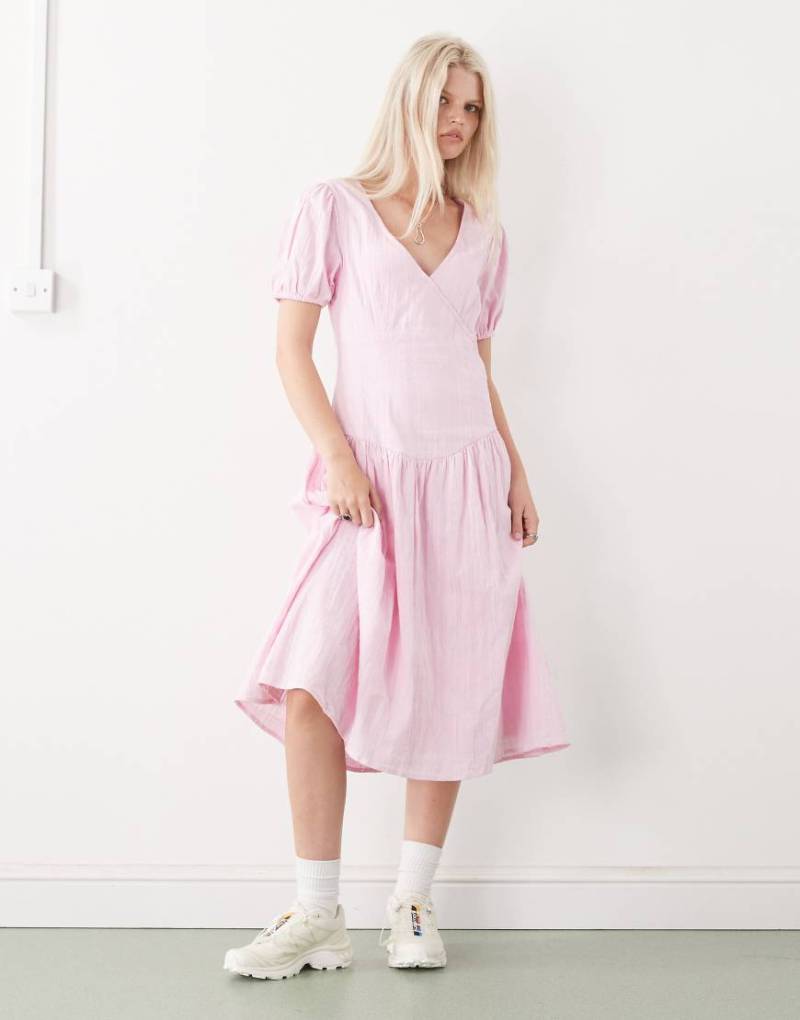 COLLUSION - Maxikleid in Rosa mit tief angesetzter Taille und Puffärmeln-Grau von Collusion