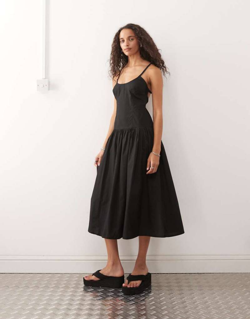 COLLUSION - Maxikleid in Schwarz mit U-Ausschnitt und tiefer Taille von Collusion