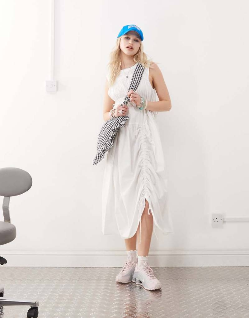 COLLUSION - Maxikleid in Weiß mit mehreren Kordelzügen von Collusion