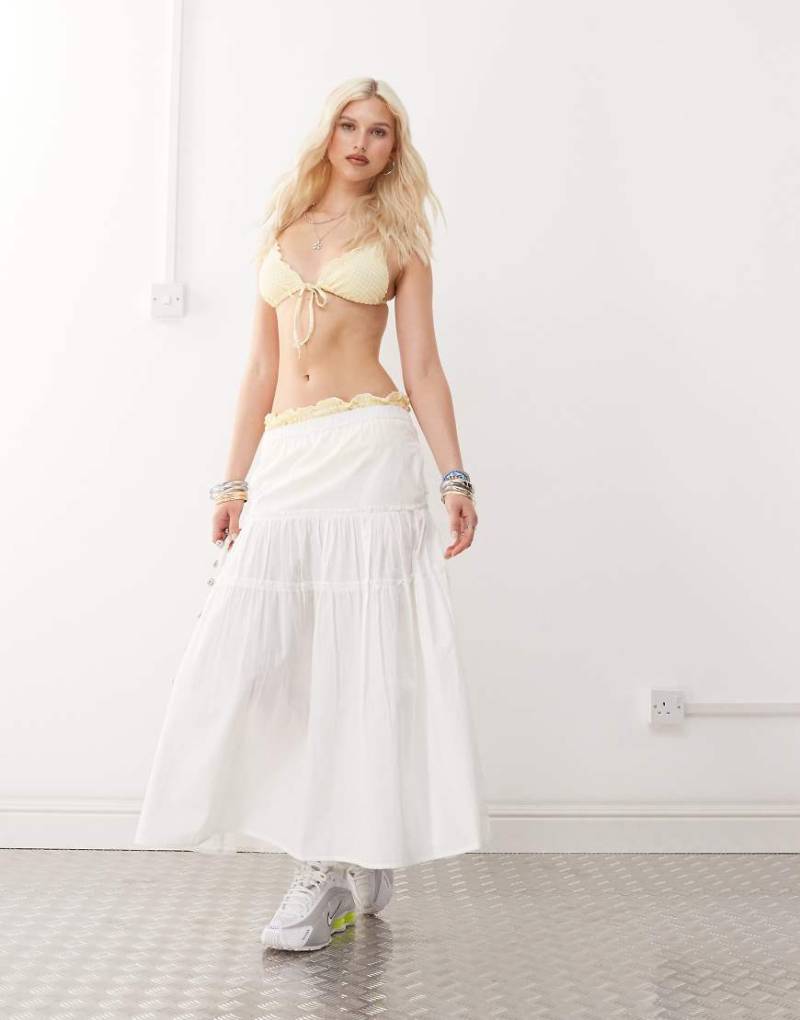 COLLUSION - Maxirock aus weißem Popeline mit abfallender Taille und Rüschendetail von Collusion