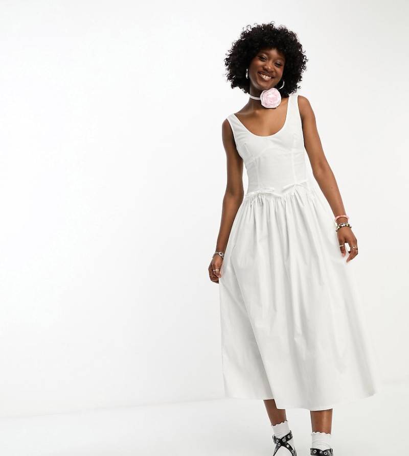 COLLUSION - Midi-Hängerkleid in Weiß mit Bindedetail von Collusion