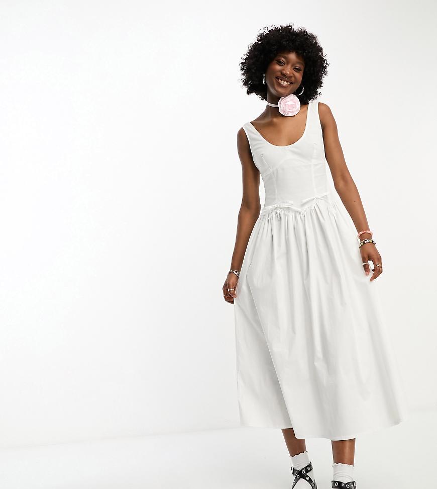 COLLUSION - Midi-Hängerkleid in Weiß mit Bindedetail von Collusion