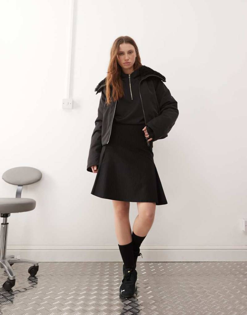 COLLUSION - Midirock mit tief sitzendem Bund und Nadelstreifen-Schwarz von Collusion