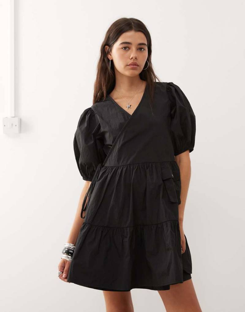 COLLUSION - Mini-Hängerkleid aus Nylon in Schwarz mit Taschen von Collusion