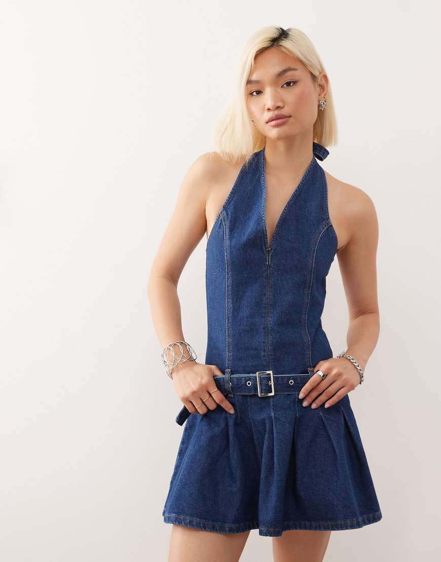 COLLUSION - Mini-Jeanskleid in Blau mit Gürtel und Neckholder COLLUSION - Mini-Jeanskleid in Blau mit Gürtel und Neckholder von Collusion
