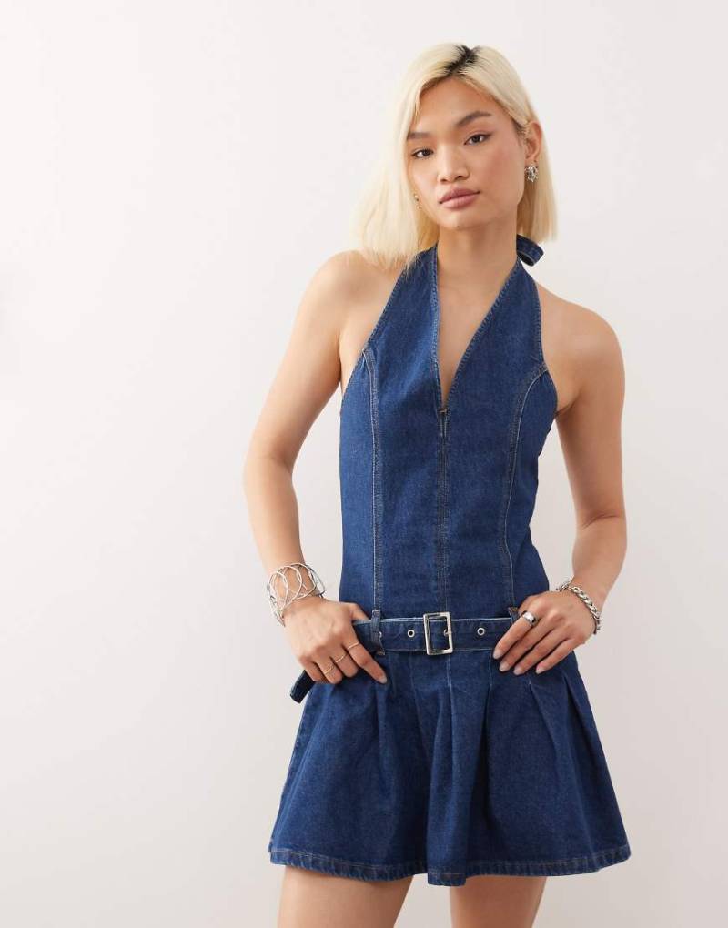 COLLUSION - Kurzes, blaues Neckholder-Jeanskleid im 90er-Stil mit Gürtel von Collusion