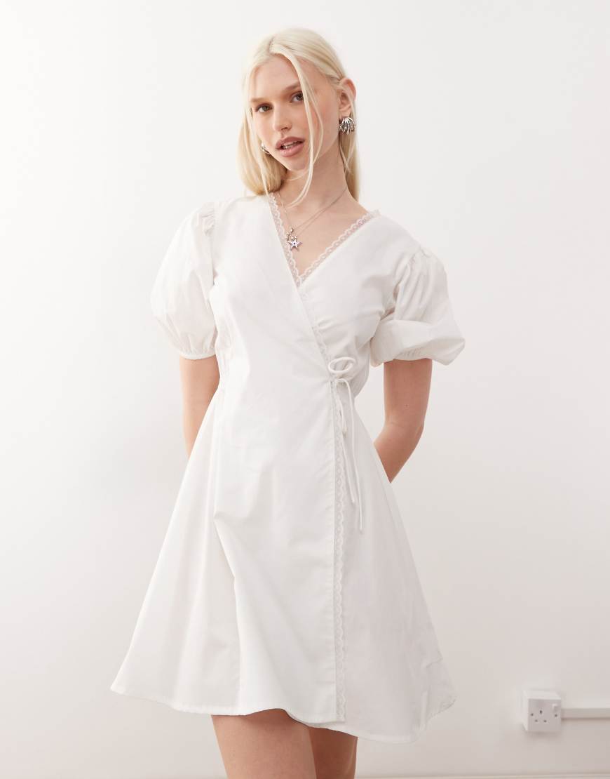 COLLUSION - Mini-Wickelkleid in Weiß mit Spitzenkante COLLUSION - Mini-Wickelkleid in Weiß mit Spitzenkante von Collusion