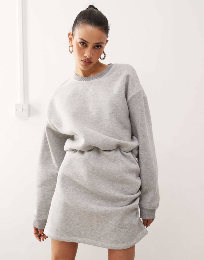 COLLUSION - Minikleid aus Sweatshirt-Stoff in meliertem Grau mit Logo von Collusion