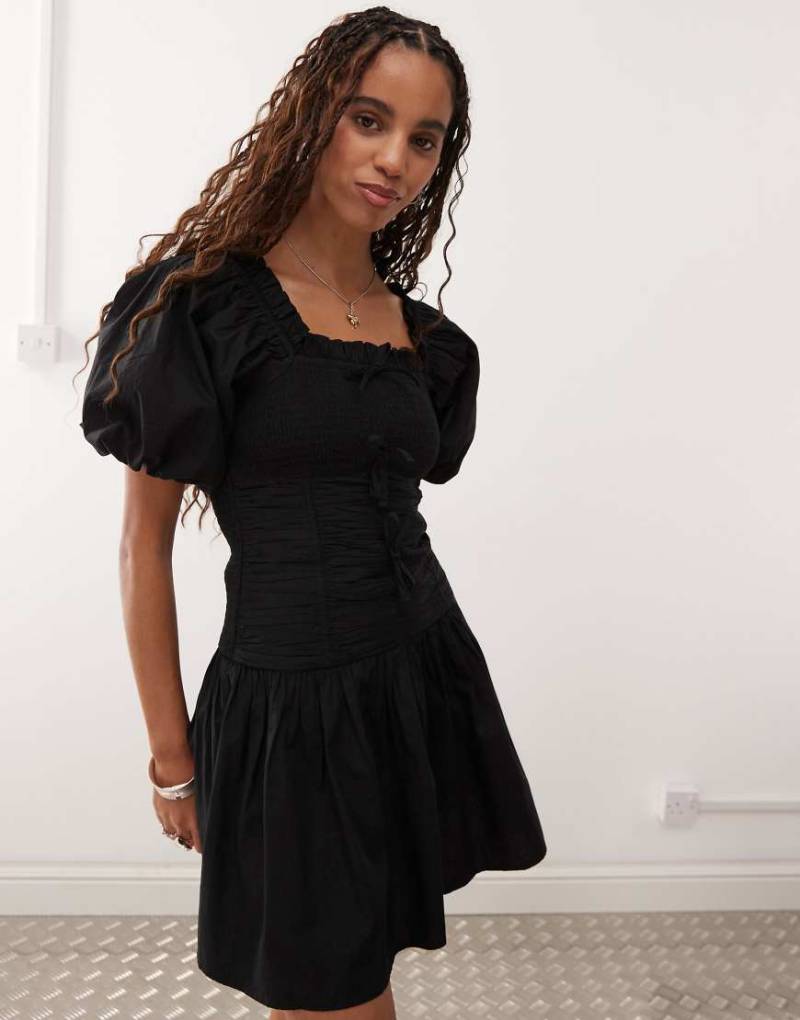 COLLUSION - Minikleid in Schwarz mit Schnürung und Puffärmeln von Collusion