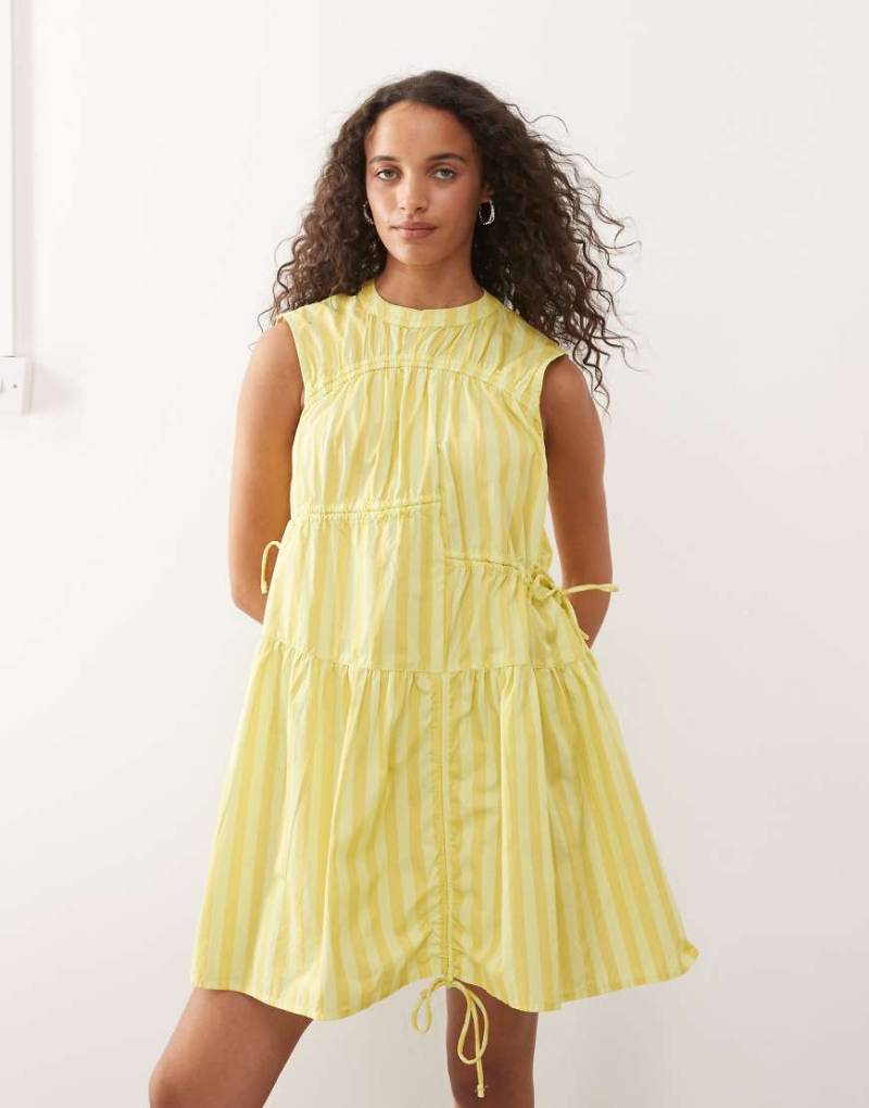 COLLUSION - Minikleid in gelb gestreift mit mehreren Tunnelzüge-Bunt von Collusion