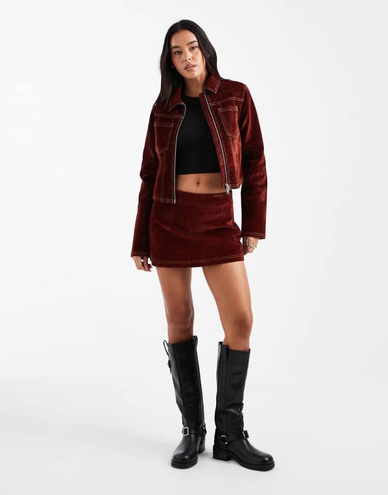 COLLUSION - Minirock aus beflocktem Denim mit Kontrastnähten in dunklem Orange, Kombiteil-Kupfer von Collusion