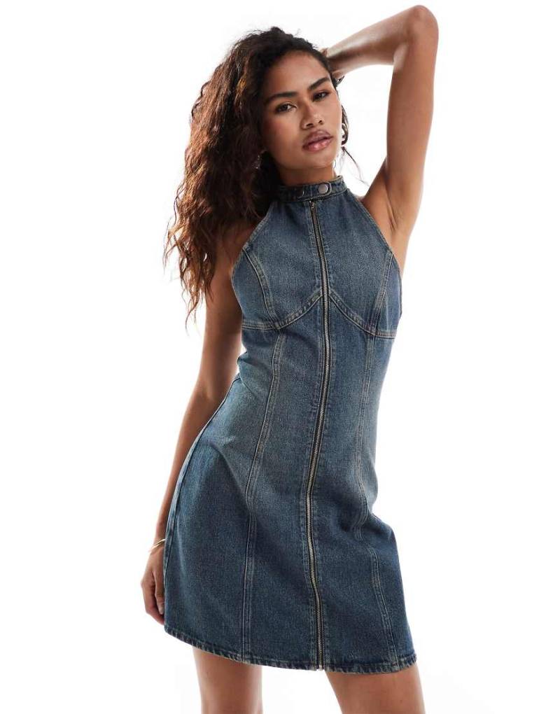 COLLUSION - Mittellanges Biker-Jeanskleid in Dirty-Waschung mit Neckholder-Träger-Blau von Collusion