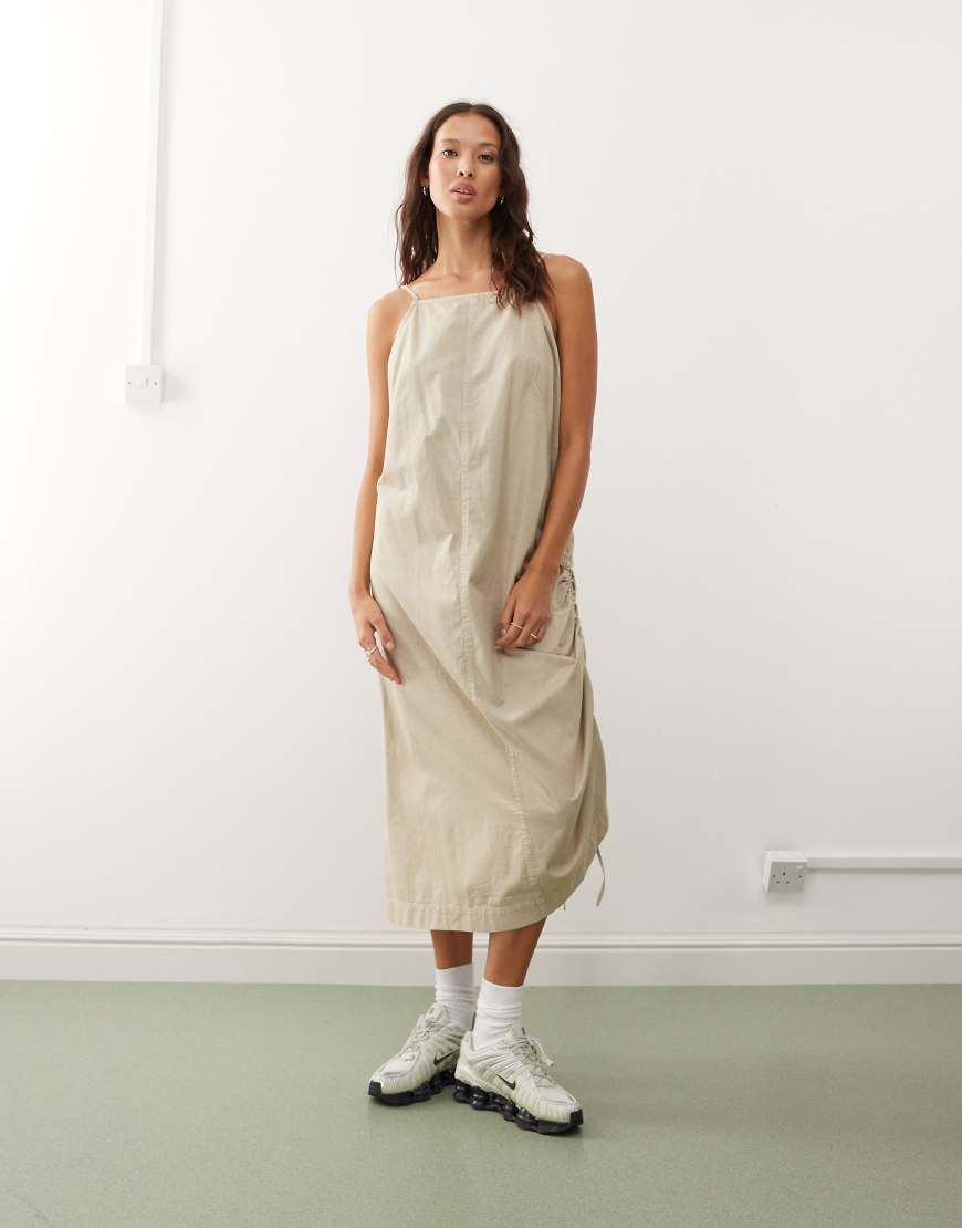 COLLUSION - Mittellanges Utility-Trägerkleid in verwaschenem Steinbeige-Neutral von Collusion