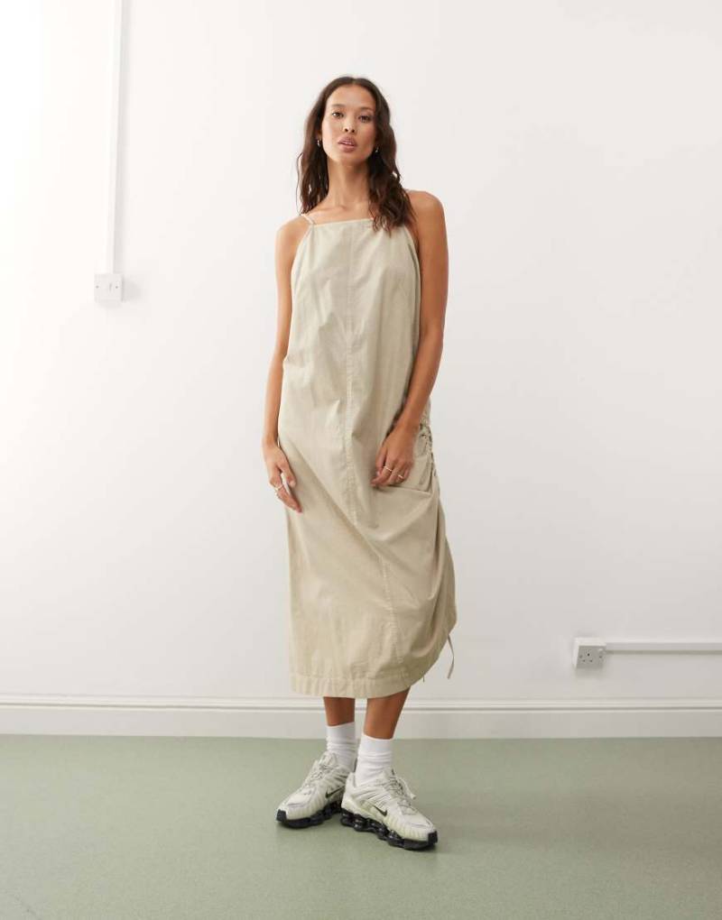 COLLUSION - Mittellanges Utility-Trägerkleid in verwaschenem Steinbeige-Neutral von Collusion