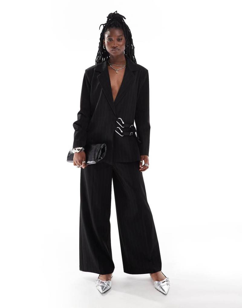 COLLUSION - Nadelstreifen-Hose in Schwarz mit weitem Bein, Kombiteil von Collusion