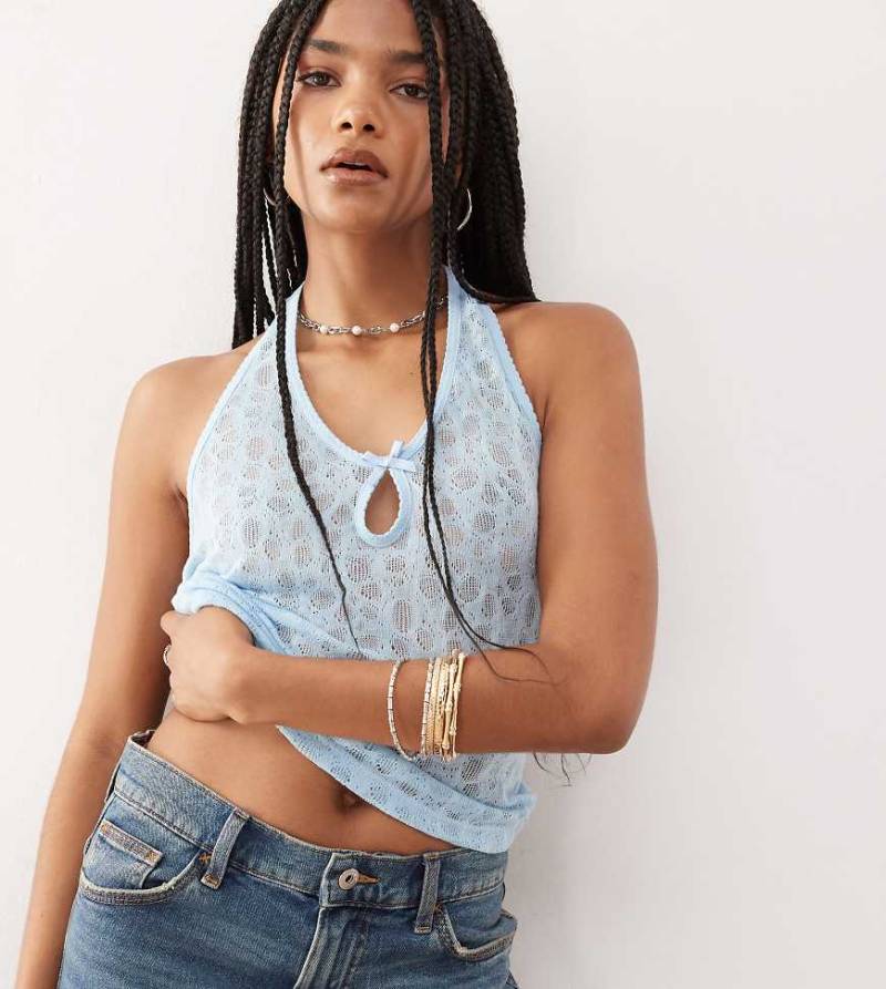 COLLUSION - Neckholder-Oberteil aus zarter Spitze in Babyblau von Collusion