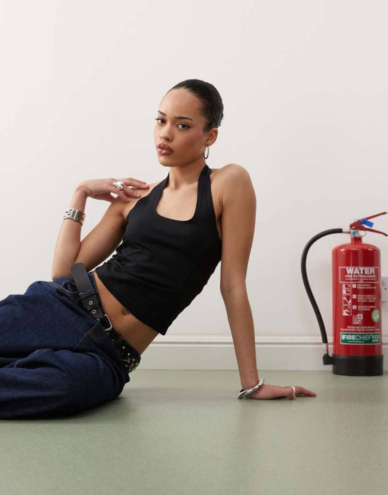 COLLUSION - Neckholder-Oberteil in Schwarz mit Paspelierung von Collusion