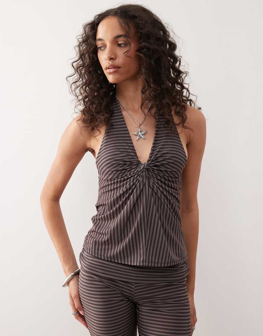 COLLUSION - Neckholder-Top in gestreiftem Braun mit geknoteter Vorderseite-Bunt von Collusion