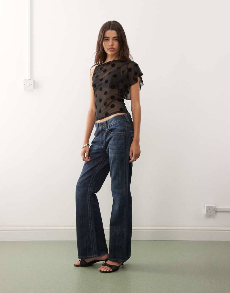 COLLUSION - Netzstoff-Oberteil in Schwarz mit Punktmuster und einem Ärmel von Collusion