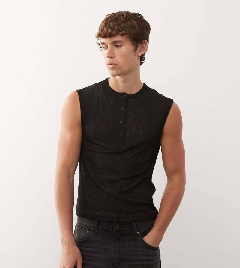 COLLUSION - Netzstoff-Trägertop in Schwarz mit Henley-Knopfleiste von Collusion