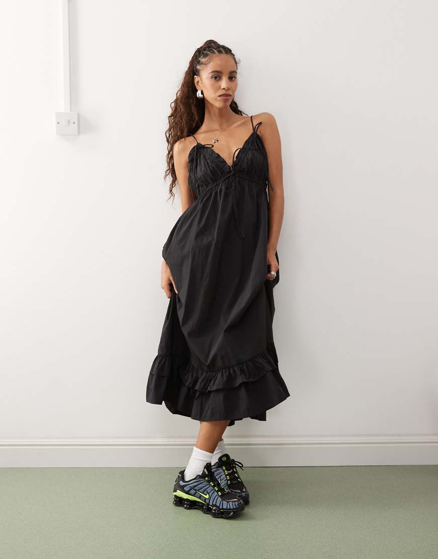 COLLUSION - Nylon-Midikleid in Schwarz mit weitem Rüschensaum und Camisole-Trägern von Collusion