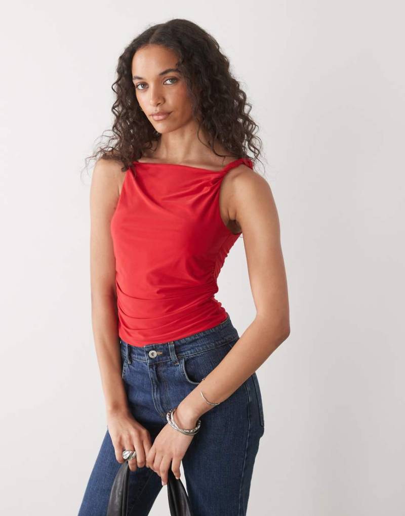 COLLUSION - Oberteil in Rot mit verdrehtem Träger von Collusion