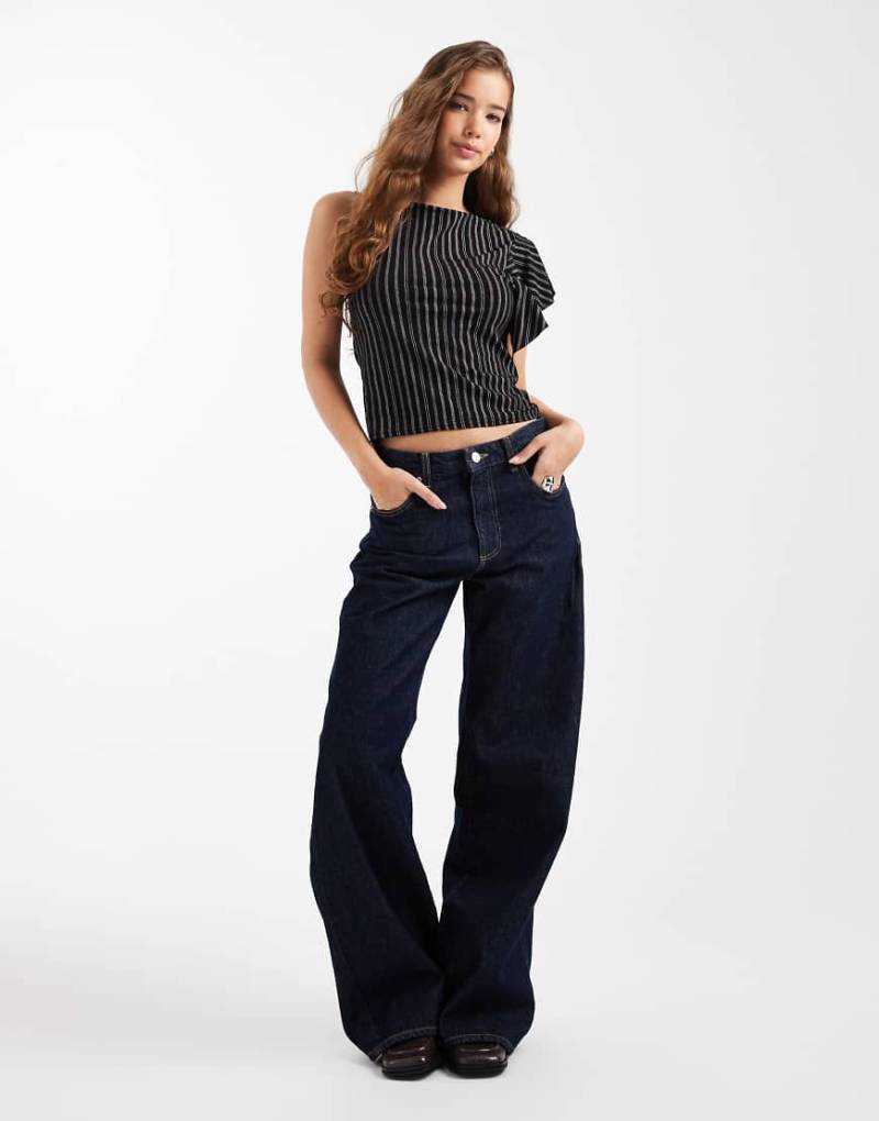 COLLUSION - Oberteil in Schwarz mit One-Shoulder-Träger, Rüschen und Nadelstreifen von Collusion