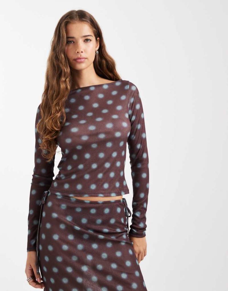 COLLUSION - Oberteil mit verschwommenem Punktemuster in Braun und Blau und U-Boot-Ausschnitt, Kombiteil-Bunt von Collusion