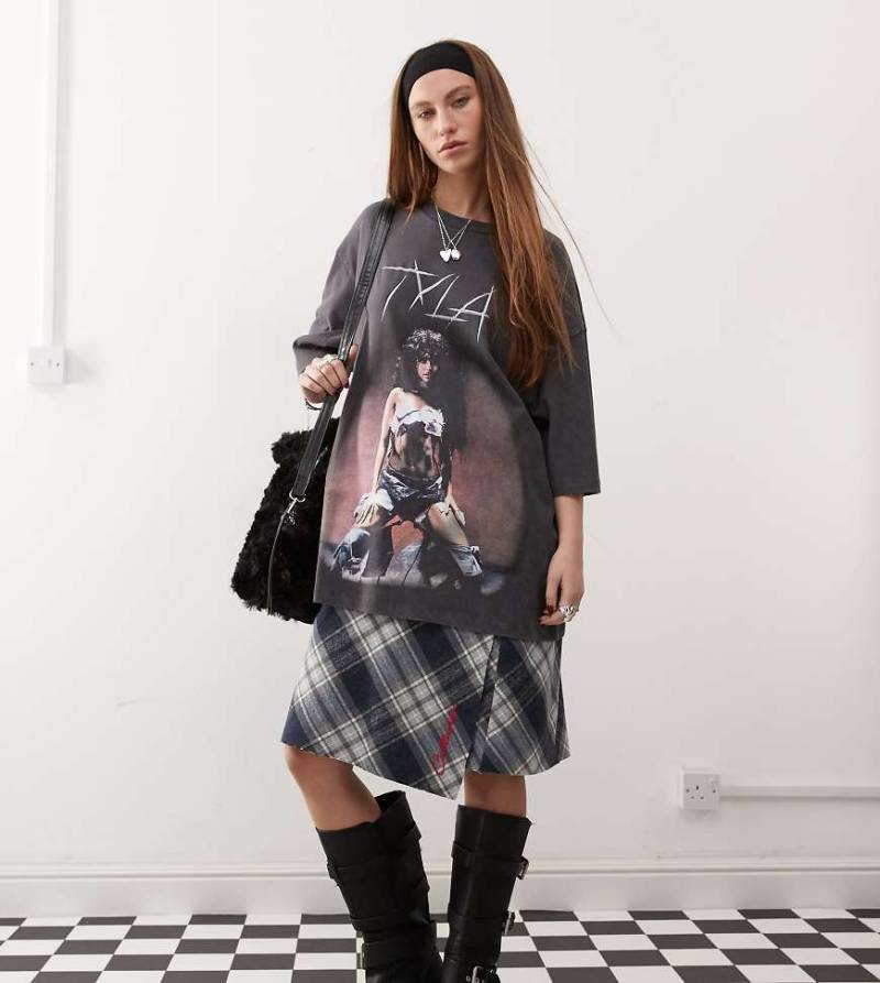 COLLUSION - Official Tyla - Lizenziertes Oversize-T-Shirt in verwaschenem Schwarz mit Musik-Print-Grau von Collusion