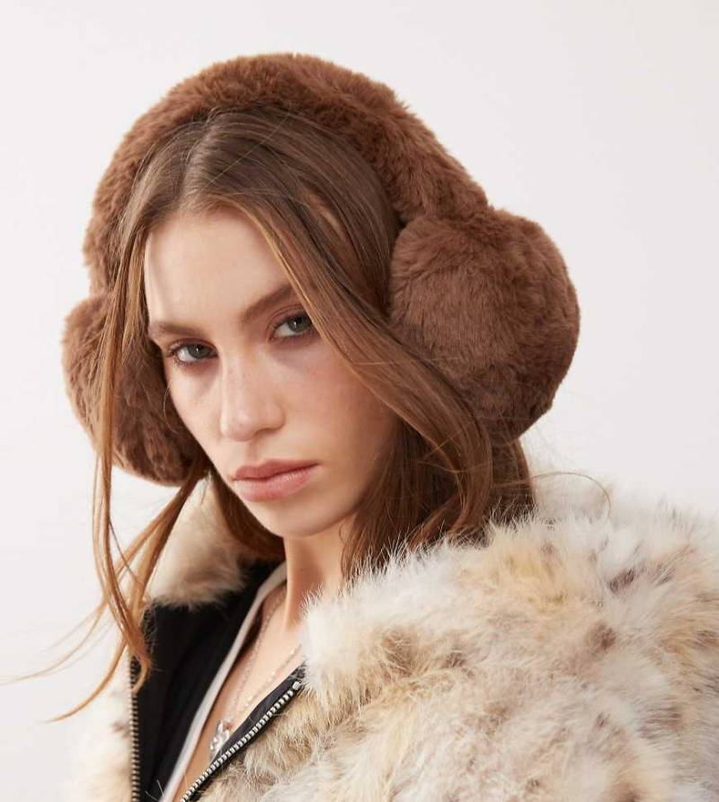 COLLUSION - Ohrenschützer aus Kunstpelz in Dunkelbraun von Collusion