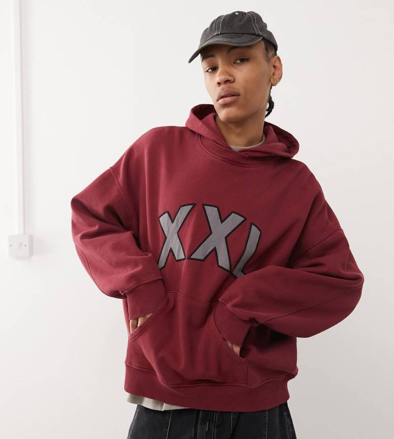 COLLUSION - Oversize-Kapuzenpullover in Burgunderrot mit XXL-Stickerei von Collusion