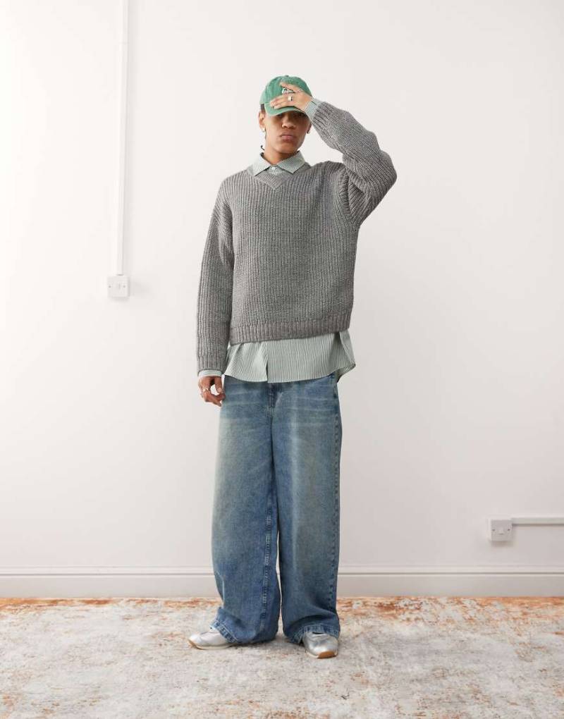 COLLUSION - Oversize-Pullover in Grau mit V-Ausschnitt von Collusion