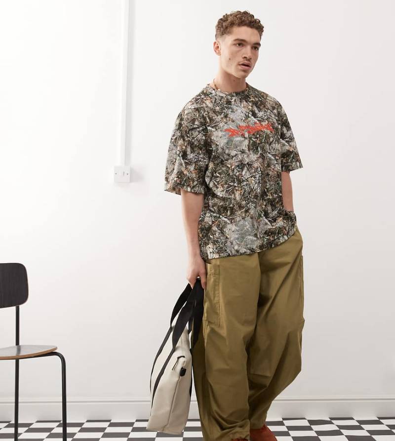 COLLUSION - Oversize-T-Shirt mit buntem Military-Muster von Collusion