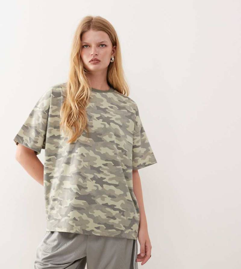 COLLUSION - Oversize-T-Shirt mit verwaschenem Military-Muster-Bunt von Collusion