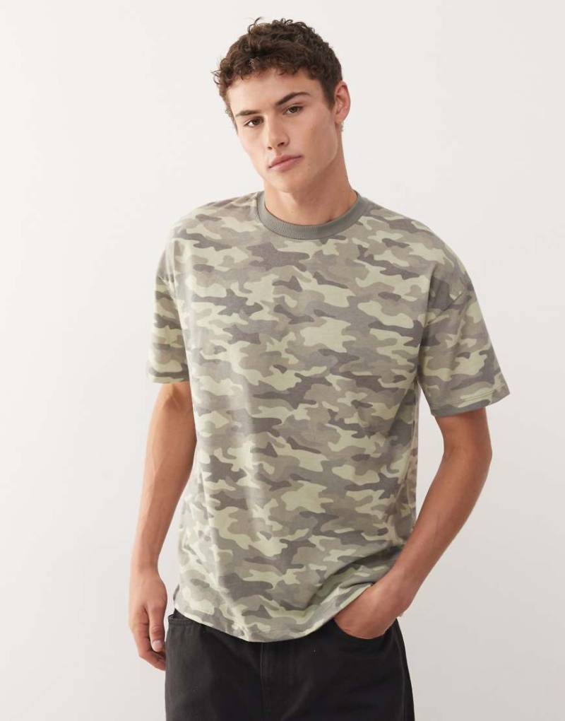 COLLUSION - Oversize-T-Shirt mit verwaschenem Military-Muster-Grün von Collusion