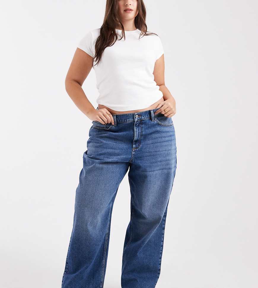 COLLUSION Plus - x001 - Antifit-Jeans in Mittelblau mit mittelhohem Bund von Collusion