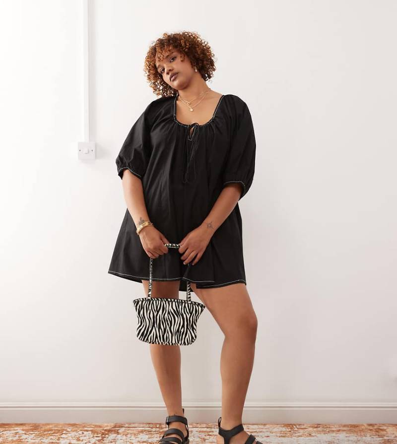 COLLUSION Plus - Ausgestelltes Mini-Hängerkleid in Schwarz mit Puffärmeln COLLUSION Plus - Ausgestelltes Mini-Hängerkleid in Schwarz mit Puffärmeln von Collusion