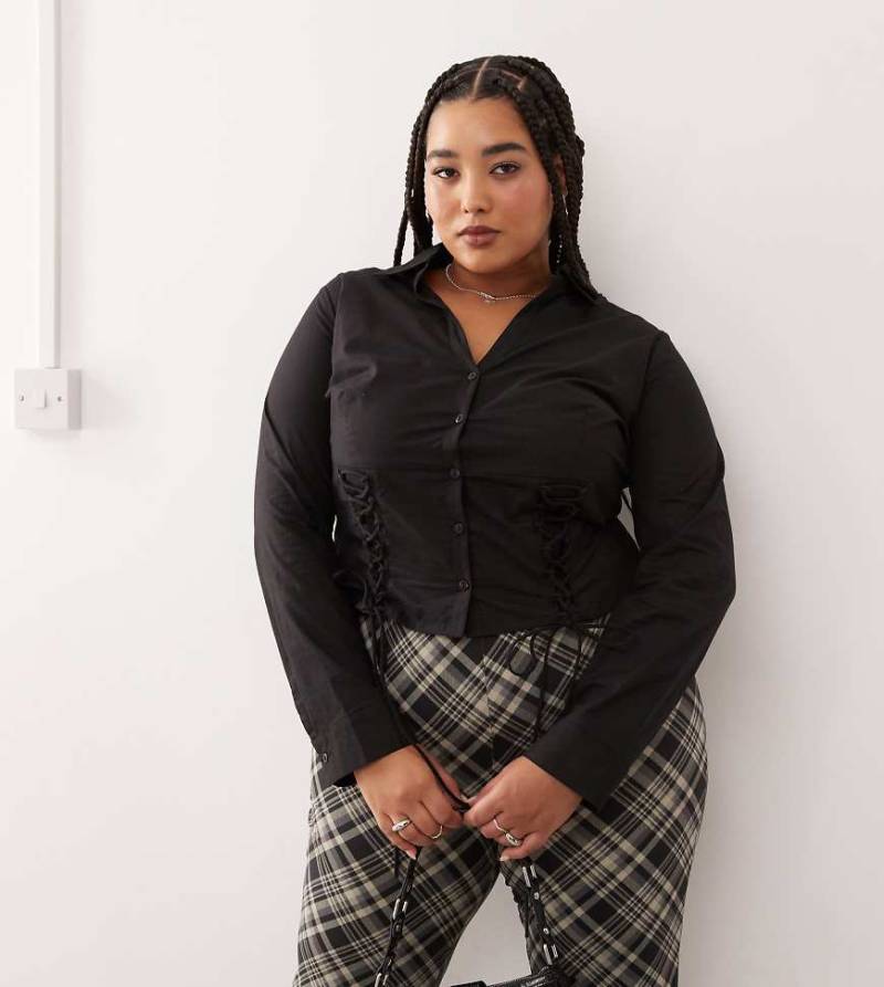 COLLUSION Plus - Figurbetonte, langärmlige Hemdbluse in Schwarz mit Korsettdetail von Collusion