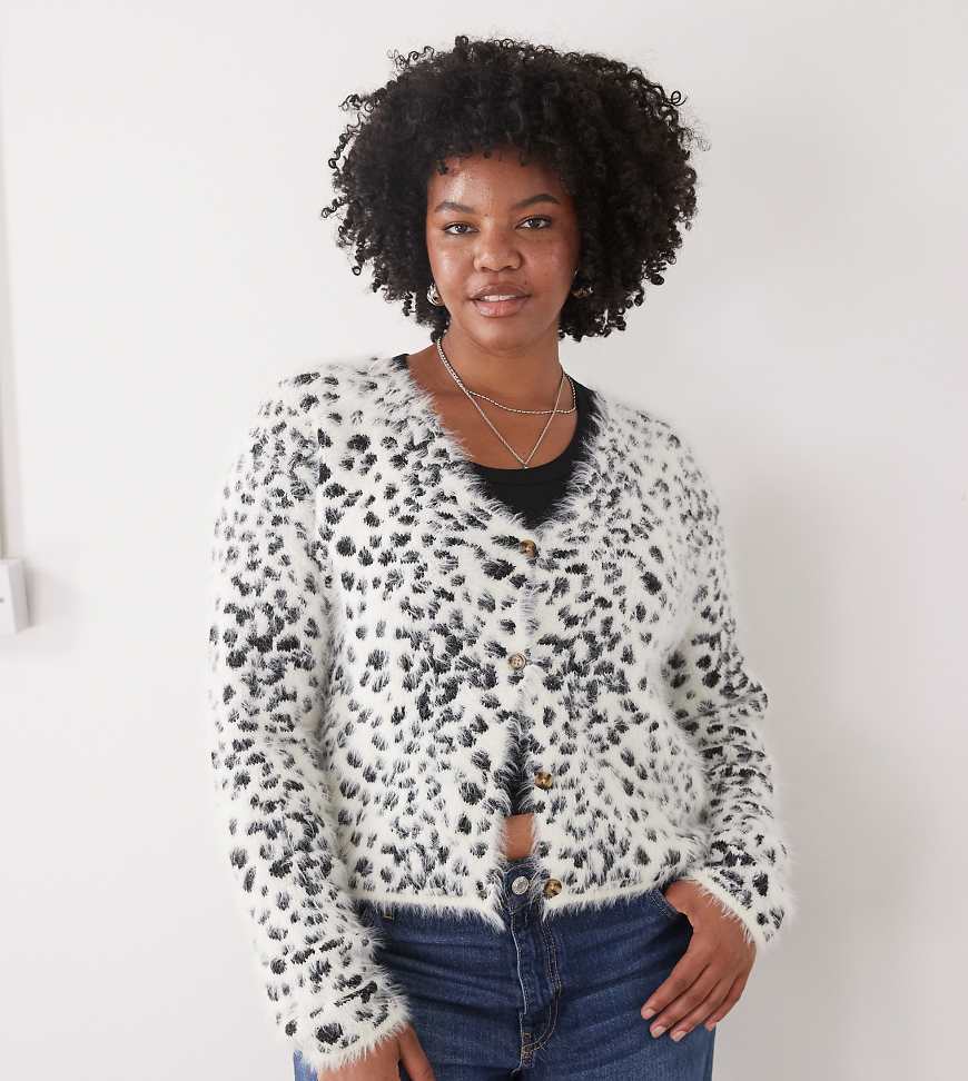 COLLUSION Plus - Flauschige Strickjacke mit Schneeleopardenfell-Muster-Weiß von Collusion