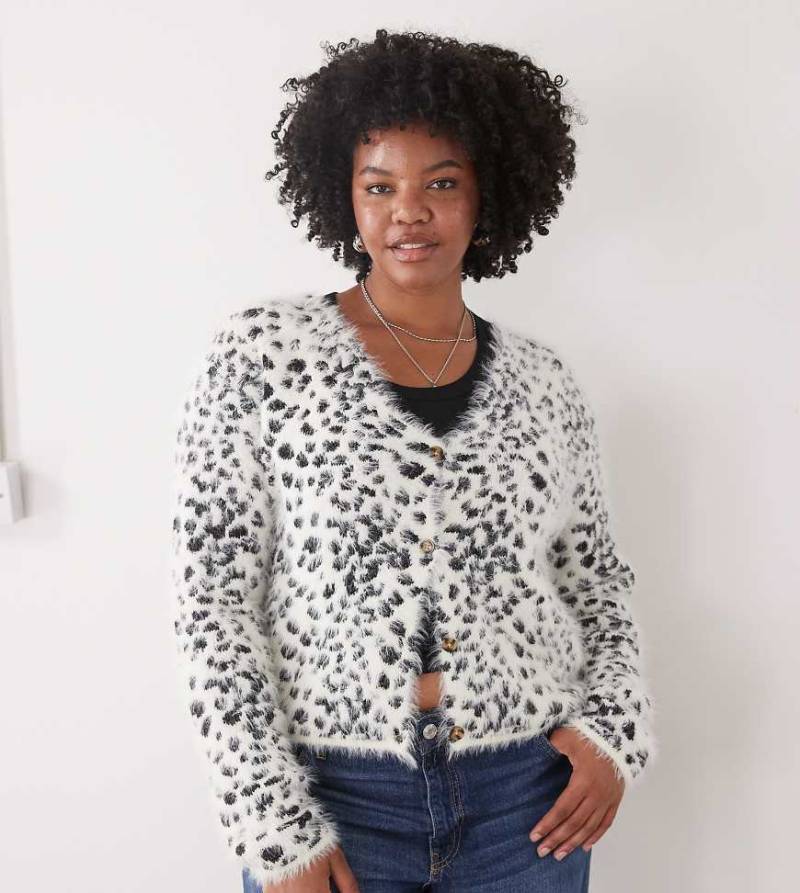 COLLUSION Plus - Flauschige Strickjacke mit Schneeleopardenfell-Muster-Weiß COLLUSION Plus - Flauschige Strickjacke mit Schneeleopardenfell-Muster-Weiß von Collusion