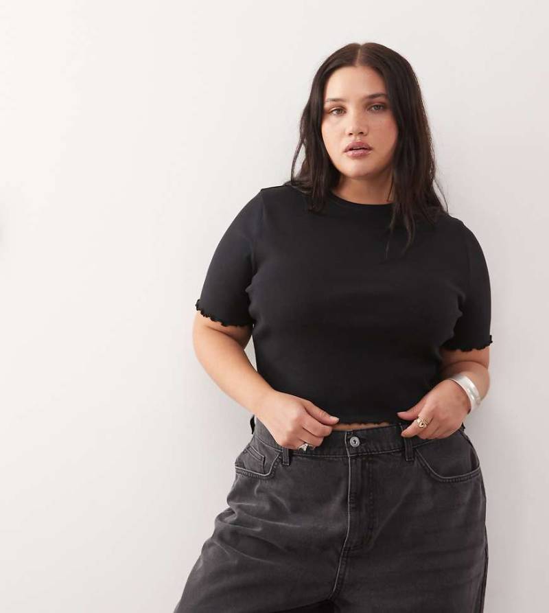 COLLUSION Plus - Geripptes T-Shirt in Schwarz mit Kräuselsaum von Collusion